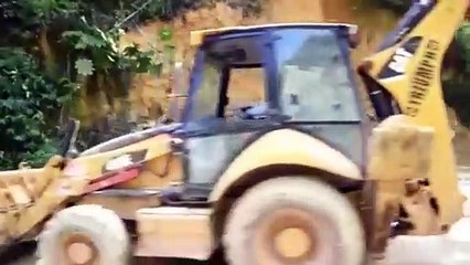 Brigadas De Obras Públicas Se Encuentran En La Autovía Del Nordeste