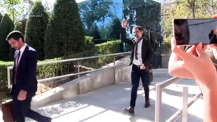 Cataluña pide diálogo con Madrid y rechaza detención de líderes