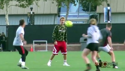 Justin Bieber enseña sus dotes futbolísticas en el campus