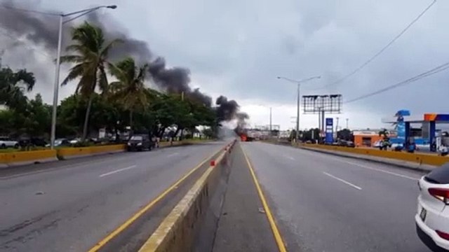 Camión Se Incendia En Autopista Las Américas; Temen Explosión Por Proximidad Bombas De Combustibles