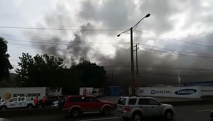 Incendio afecta Plaza Lama del kilómetro 9 y medio de la autopista Duarte