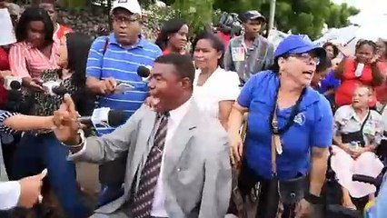 Protesta de minusválidos en el Plan Social de la Presidencia