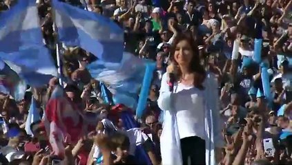 Cristina Fernández pide voto ante miles de adeptos para decir "basta" a Macri