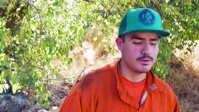 A dólar por hora, reos-bomberos de California combaten incendios