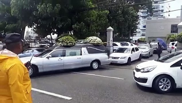 Salida del cortejo fúnebre con los restos de profesor asesinado
