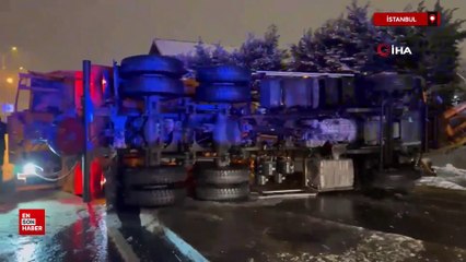 İstanbul'da kar küreme aracı devrildi
