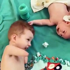 niño sin manos trata de calmar a su hermano