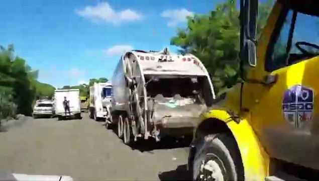 Caminiones De Desechos Sólidos Esperan Para Descargar Cerca Del Vertedero De Duquesa