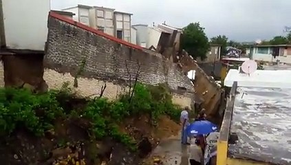 Se desploma pared del cementerio 30 de Marzo