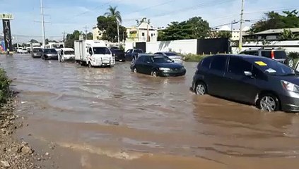Un “océano” y “kilométrico” tapón en autopista de San Isidro