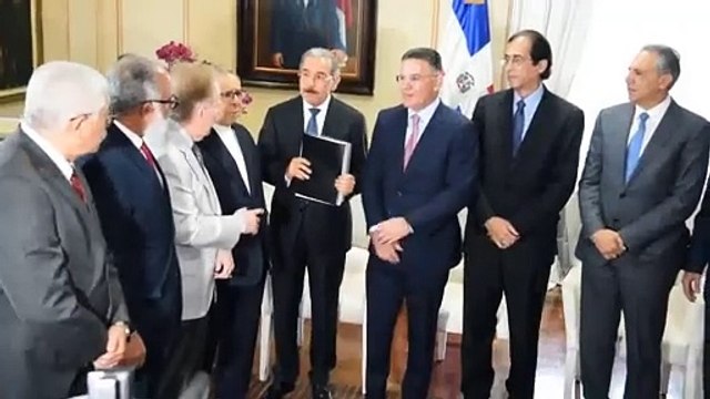 Danilo Medina recibe informe de comisión sobre Punta Catalina