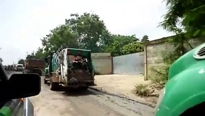 Camiones parados en la calle que lleva a Duquesa