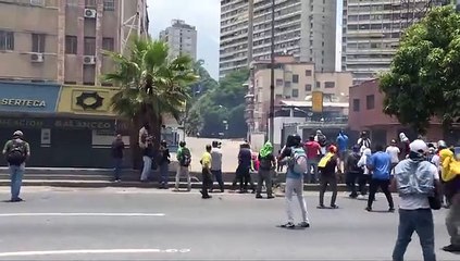 Mueren al menos dos personas en jornada de marchas en Venezuela