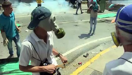 Opositores y policías se enfrentan en Caracas
