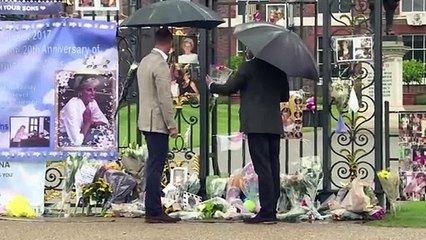 Príncipes Guillermo y Enrique rinden homenaje a su madre Diana