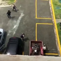 Momento en que hombres armados manipulan urnas