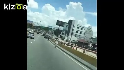 Hombre estrella vehículo contra cerca de edificio tras desmayarse