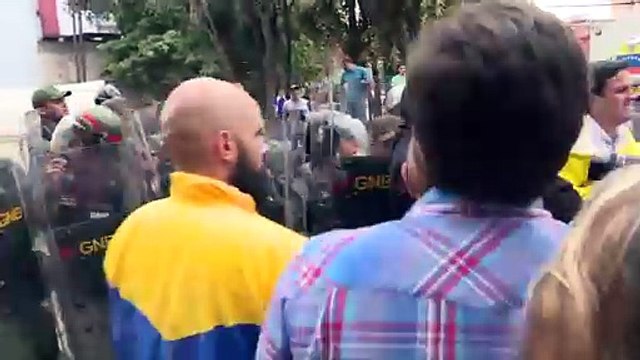Diputados opositores chocan con militares en Venezuela