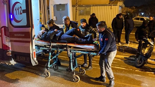 Motosiklet ile 2 otomobil çarpıştı: 2 yaralı