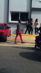 Hombre mata vigilante y dispara contra vehículos
