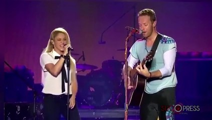 Chris Martin canta en español con Shakira