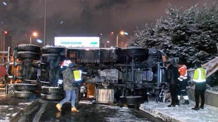Beylikdüzü'nde kar küreme aracı devrildi, şoför yaralandı