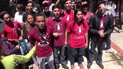Periodistas y chavistas venezolanos protestan por bloqueo a CNN