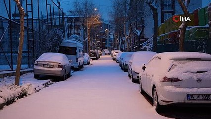 Avcılar’da yoğun yağışın ardından vatandaşlar, karla kaplanan arabalarını temizledi