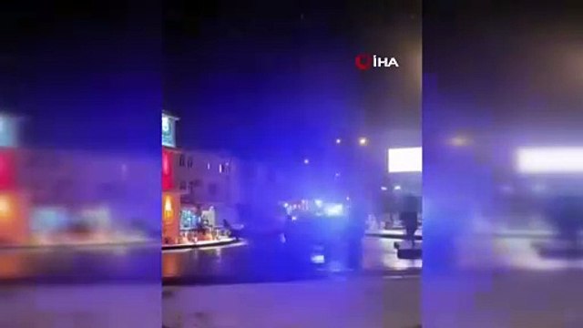 Çocuklar, devriye gezen polis ekipleriyle kar topu oynadı