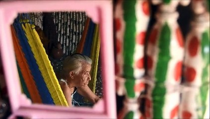 Una casa construida con botellas plásticas encanta a El Salvador