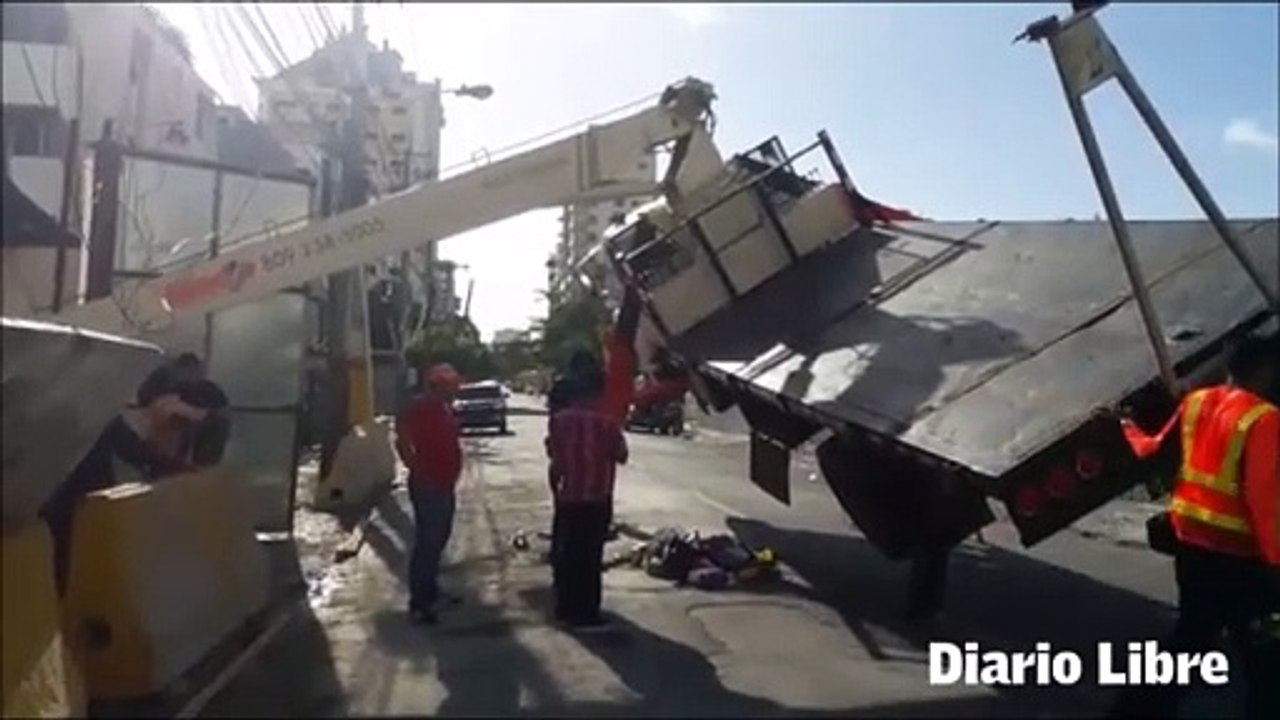 Grúa queda suspendida en el aire en la calle  Max Henriquez Ureña.mp4