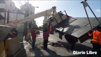 Grúa queda suspendida en el aire en la calle  Max Henriquez Ureña.mp4
