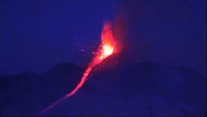 Monte Etna sigue lanzando lava y ceniza