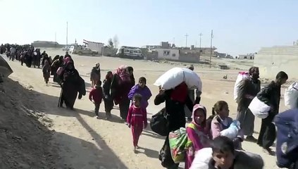 Cientos de civiles huyen de Mosul para escapar de los combates