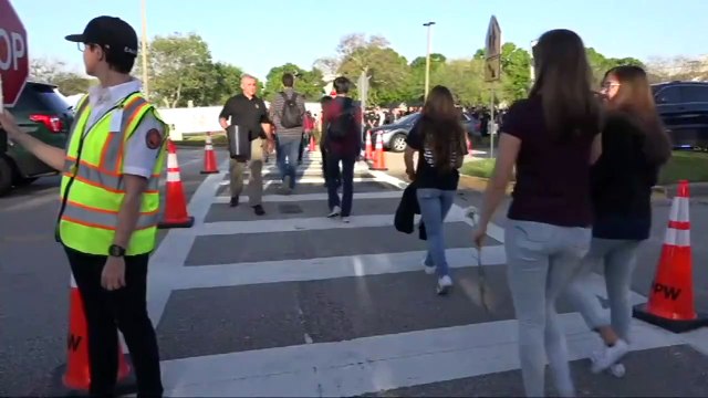 Con lágrimas pero desafiantes, sobrevivientes de la masacre en Florida vuelven a clases