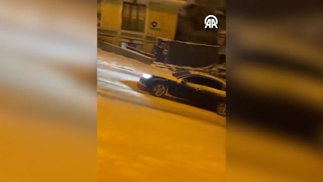 İstanbul'da etkili olan kar yağışı sürücülere zor anlar yaşattı