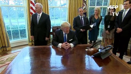 Trump revive polémicos oleoductos, promete empleos automotrices