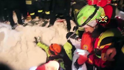 Completan rescate de niños sepultados por alud en Italia
