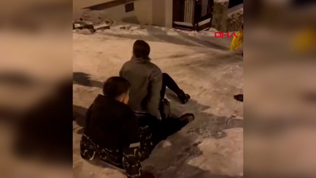 Karda tepsiyle kayarken duvara çarpınca ağır yaralandı