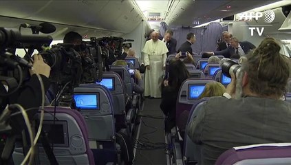 El papa Francisco pidió el lunes "disculpas" a las víctimas de abusos sexuales