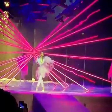 Cardi B canta en el Desfile de Dolce y Gabbana