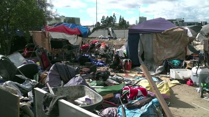La evacuación de un asentamiento de sin techos en California desata angustia