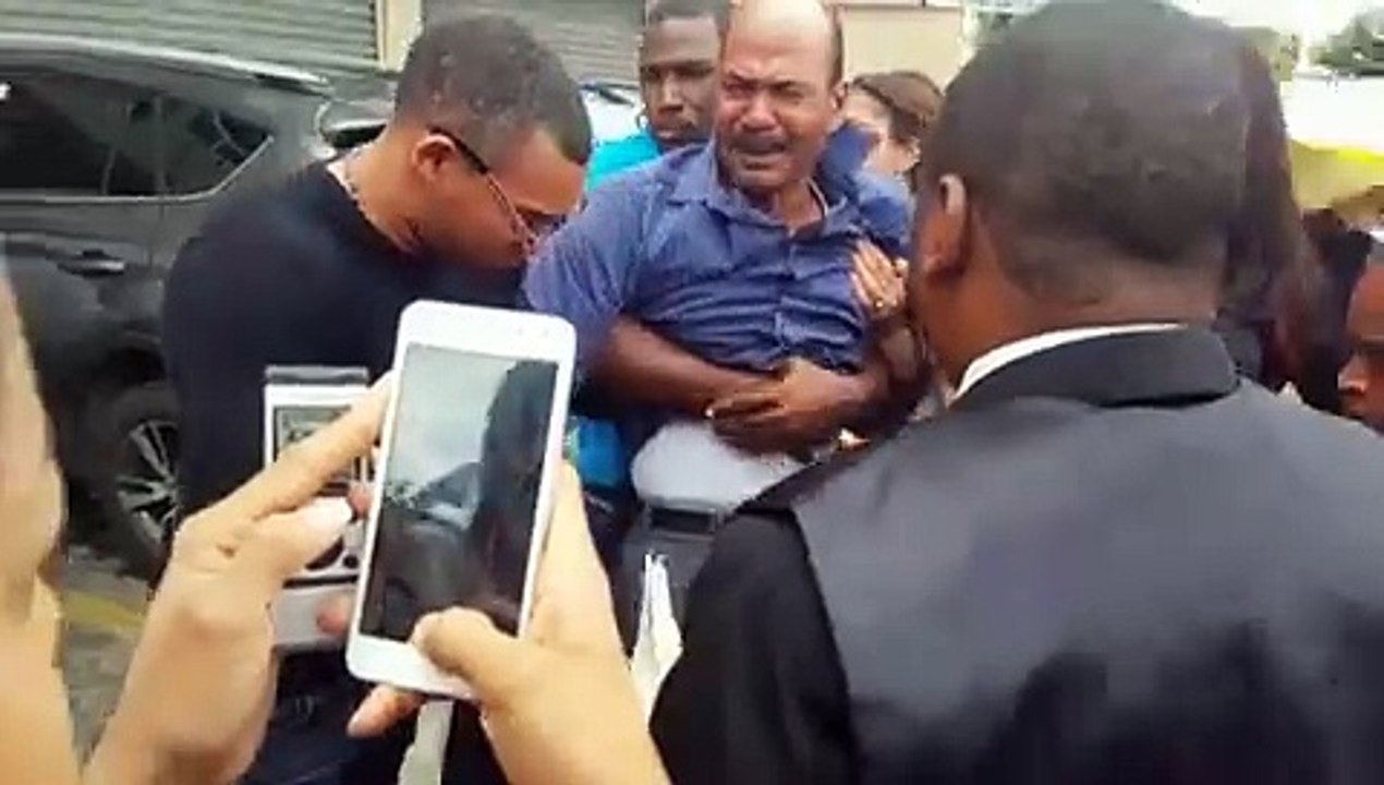 Padre de joven que mató policía se desvanece tras audiencia