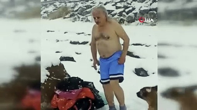 İnanması güç! Buz gibi suda böyle yüzdü