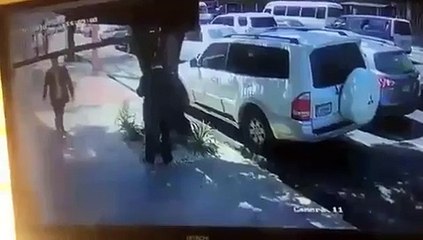 Peatón se salva de milagro por vehículo que subió a la acera