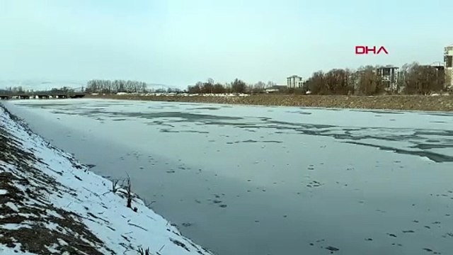 Sivas eksi 18'i gördü, Kızılırmak Nehri kısmen dondu