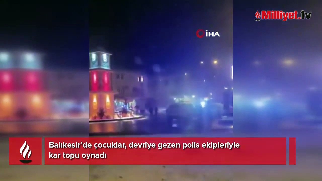 Çocuklar, devriye gezen polis ekipleriyle kar topu oynadı