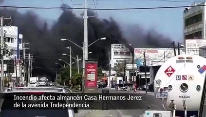 Incendio afecta Almacenes Jerez de la avenida Independencia
