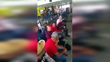 Águilas Cibaeñas se divierten momentos antes de abordar avión en el AILA