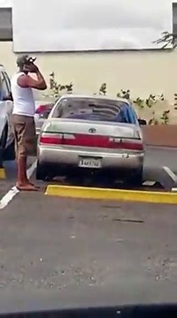 Hombre se roba retrovisores de yipeta en parqueo de supermercado